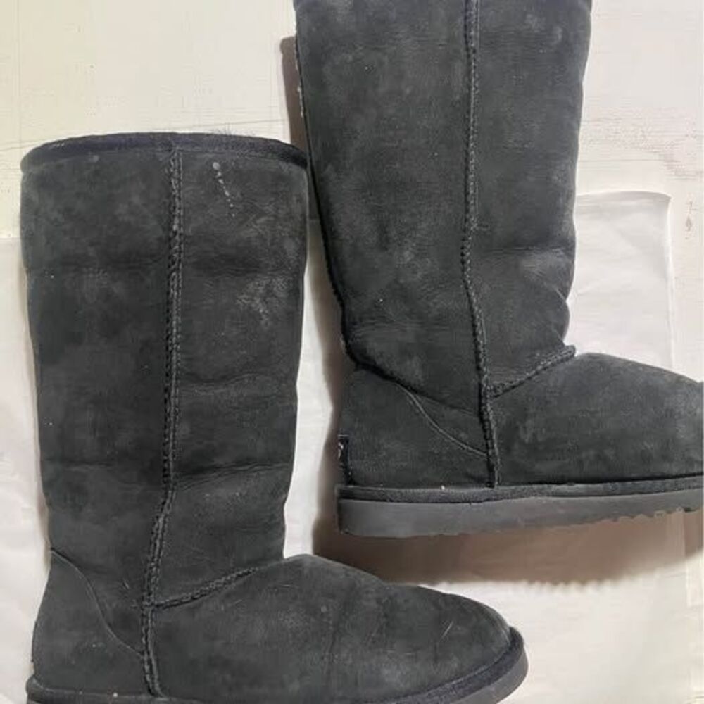 Ugg winter classic boot. 6 w